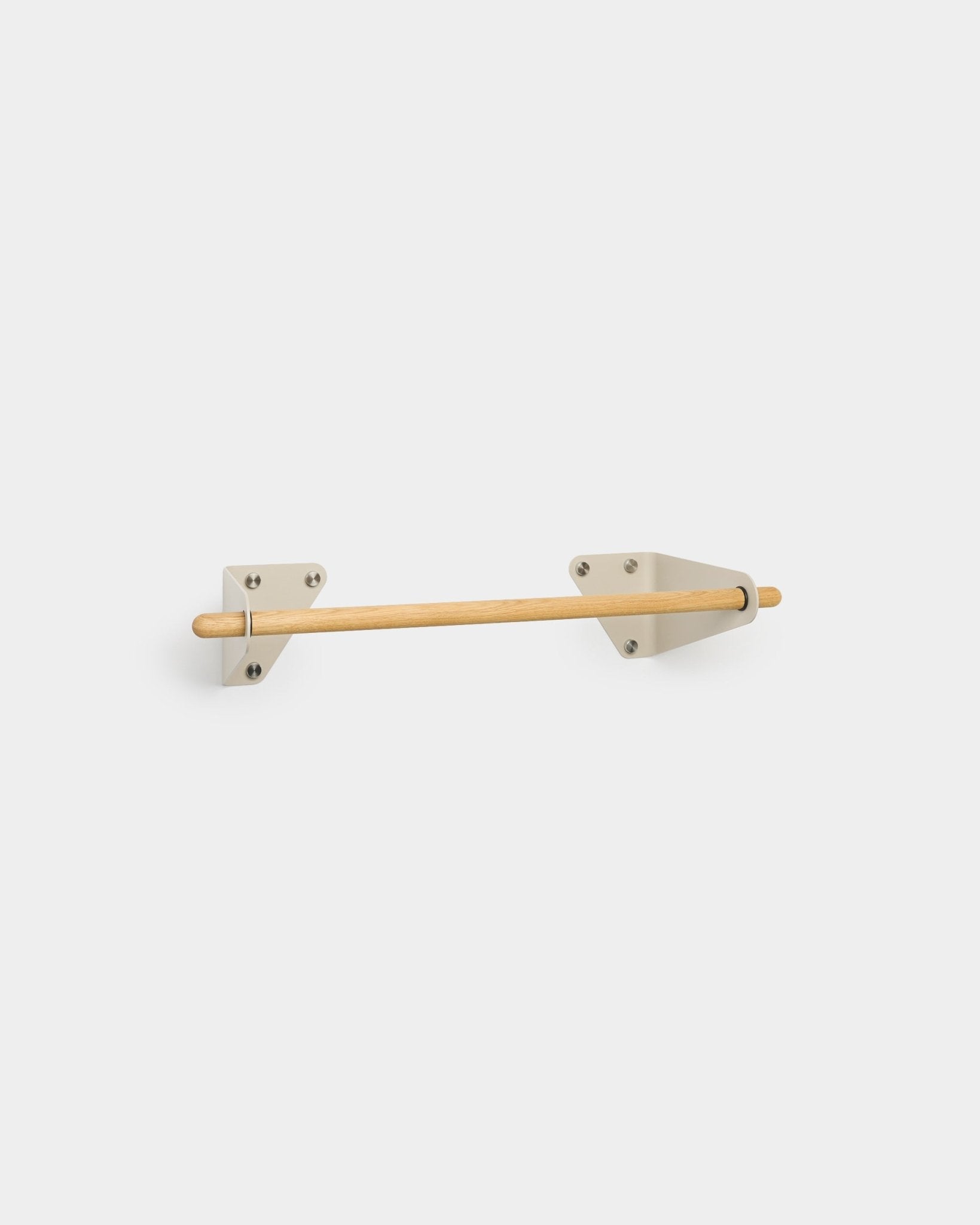 O Cabide Coat Rail da WoodUpp, de inspiração nórdica, tem uma barra em carvalho maciço e dois suportes triangulares beige, com 75,9 cm de comprimento, sobre um fundo branco liso.